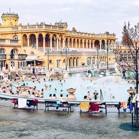 Grand Blvd Boutique Opera & Gold Bath Lägenhet